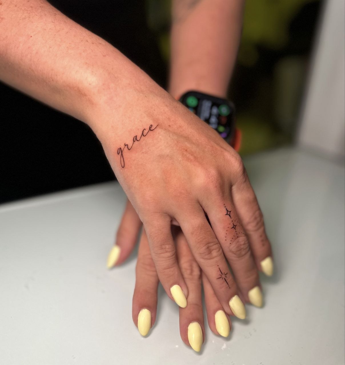 Tatuaje de trazo fino para recuerdo de viaje